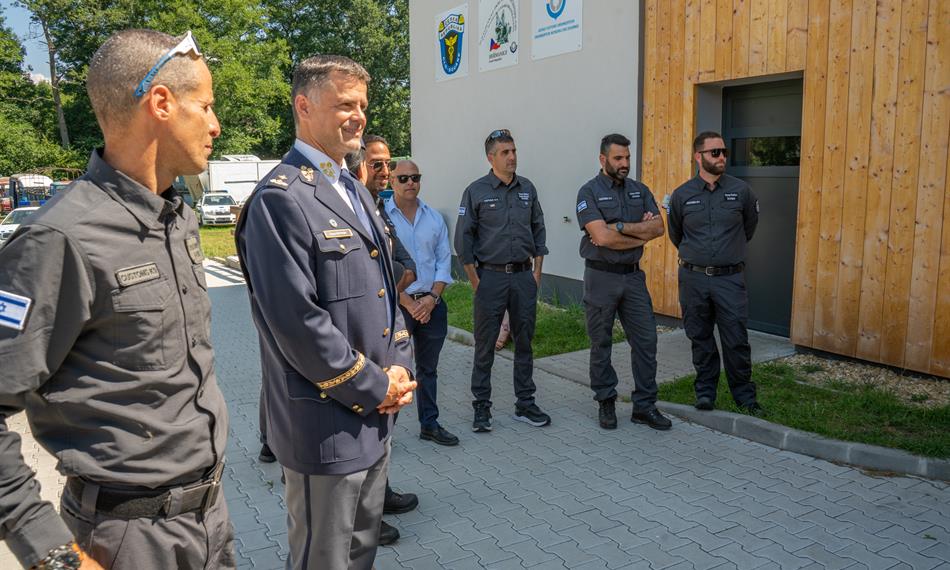 příslušníci celních správ před výcvikovou halou